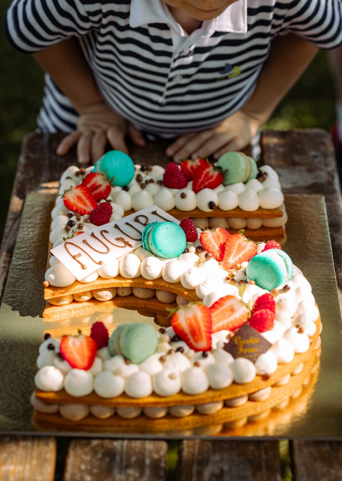 Creme Tarte a forma di numero con crema, macarons e fragole