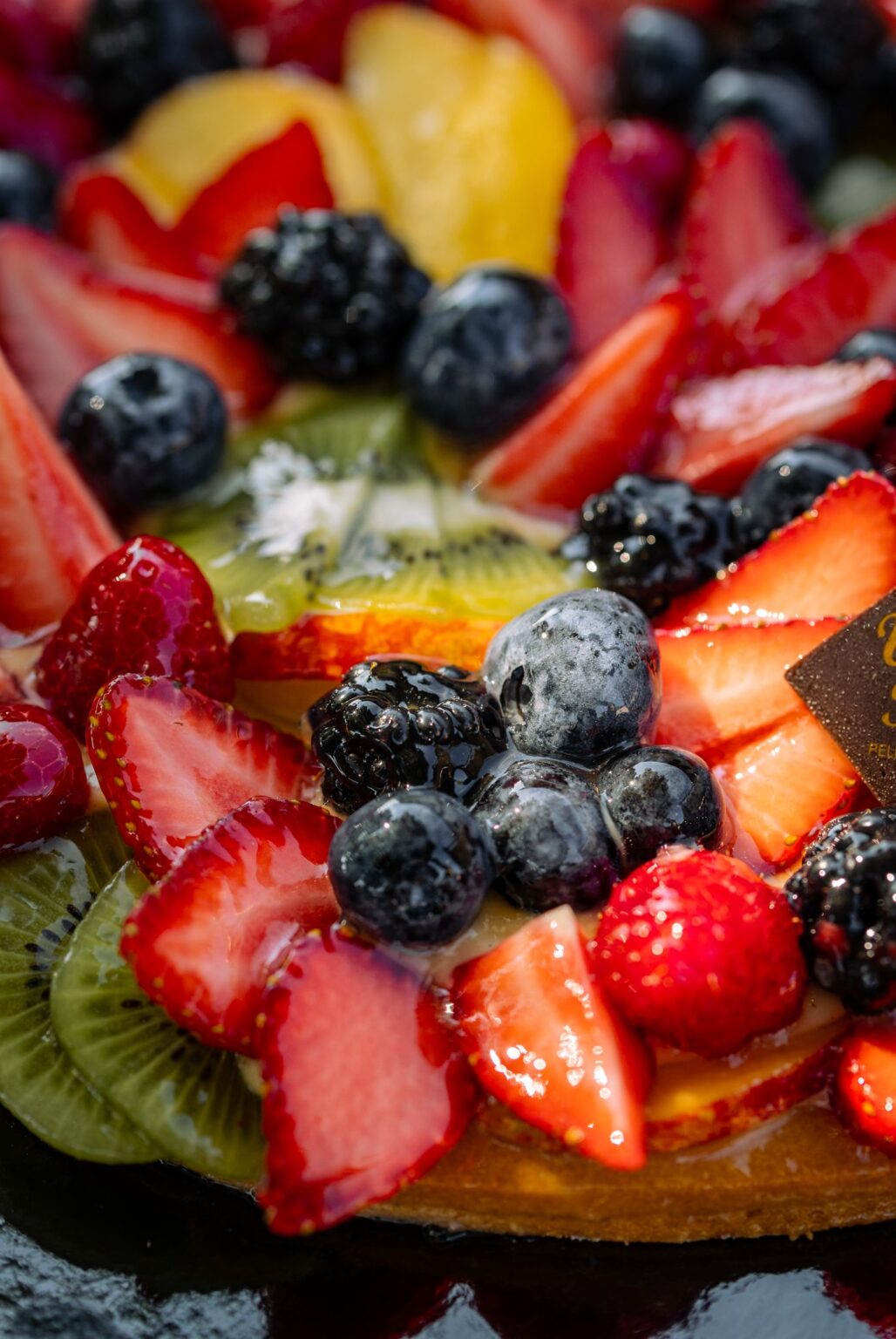 Dettaglio di mirtilli, more, fragole e kiwi sulla crostata