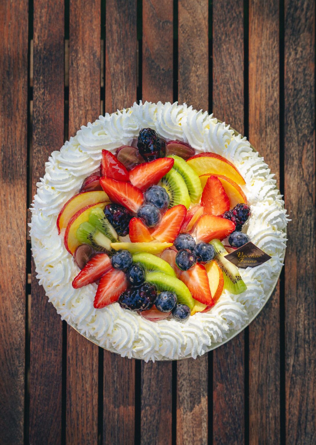 Delizia alla frutta vista dall’alto, con panna e frutta fresca di stagione