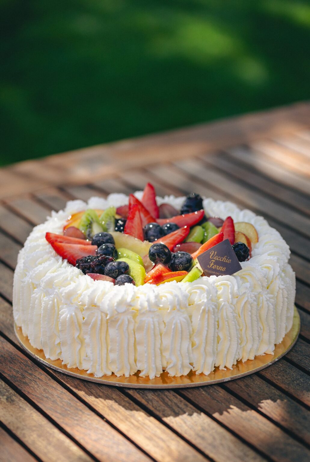 Delizia alla frutta intera con il fianco rivestito di panna