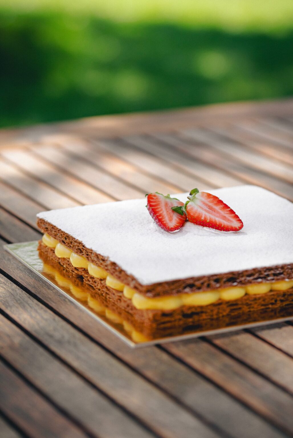 Millefoglie con zucchero a velo e fragole
