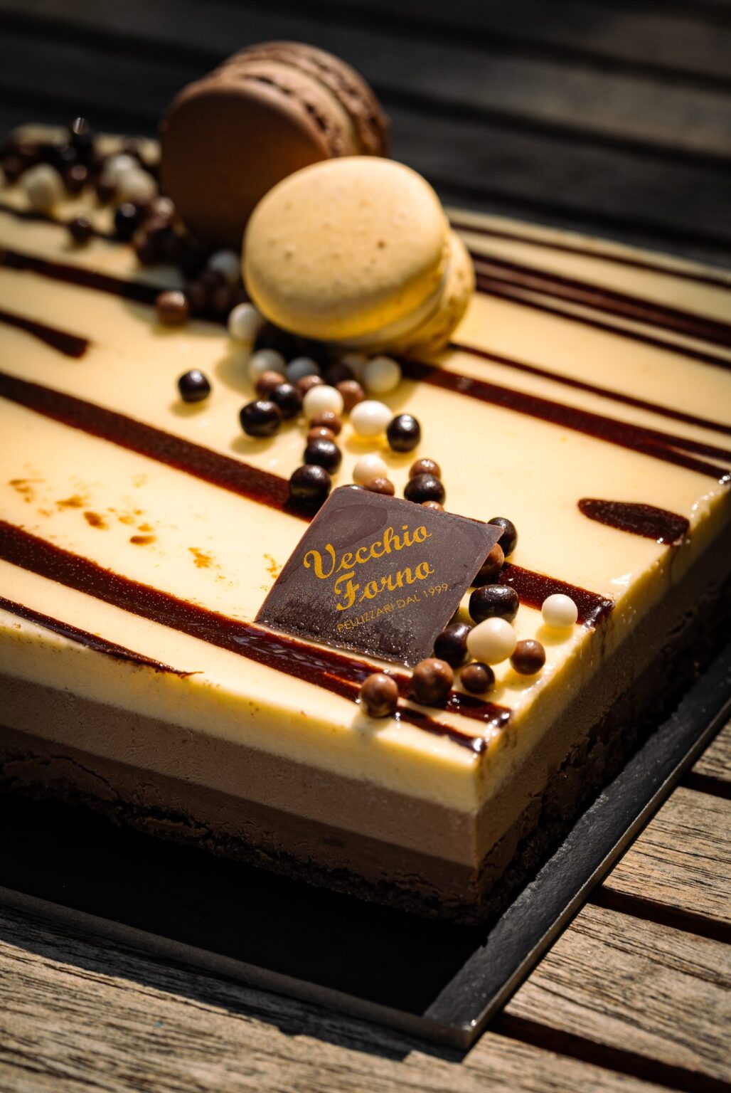 Angolo del semifreddo con gli strati di cioccolato e i macarons