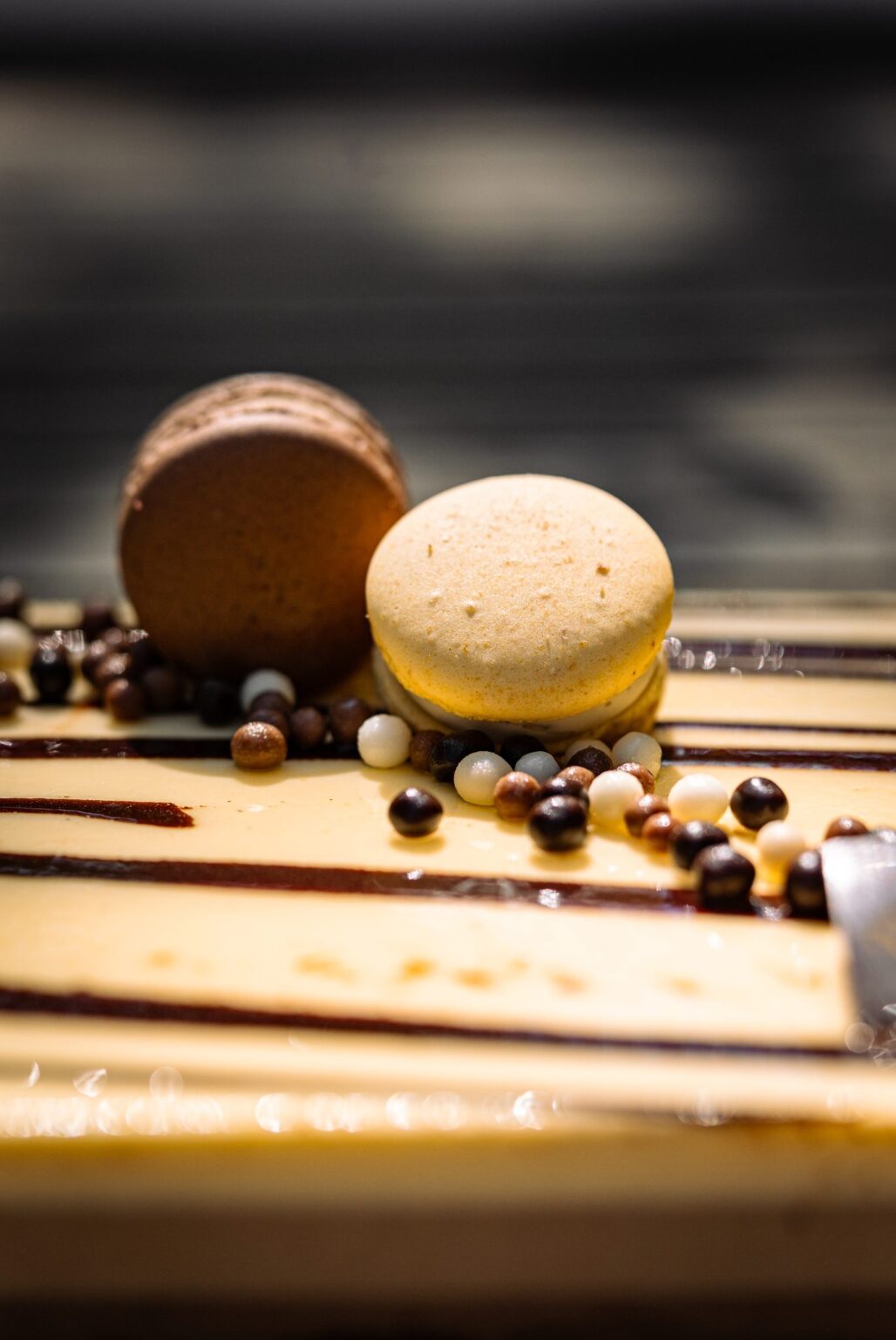 Dettaglio dei macarons e delle perle di cioccolato sul semifreddo