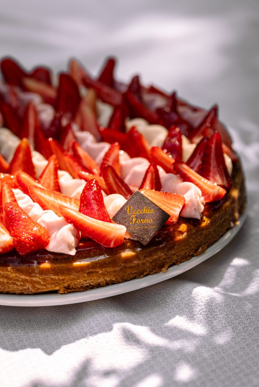 Torta Frangipane intera vista di tre quarti