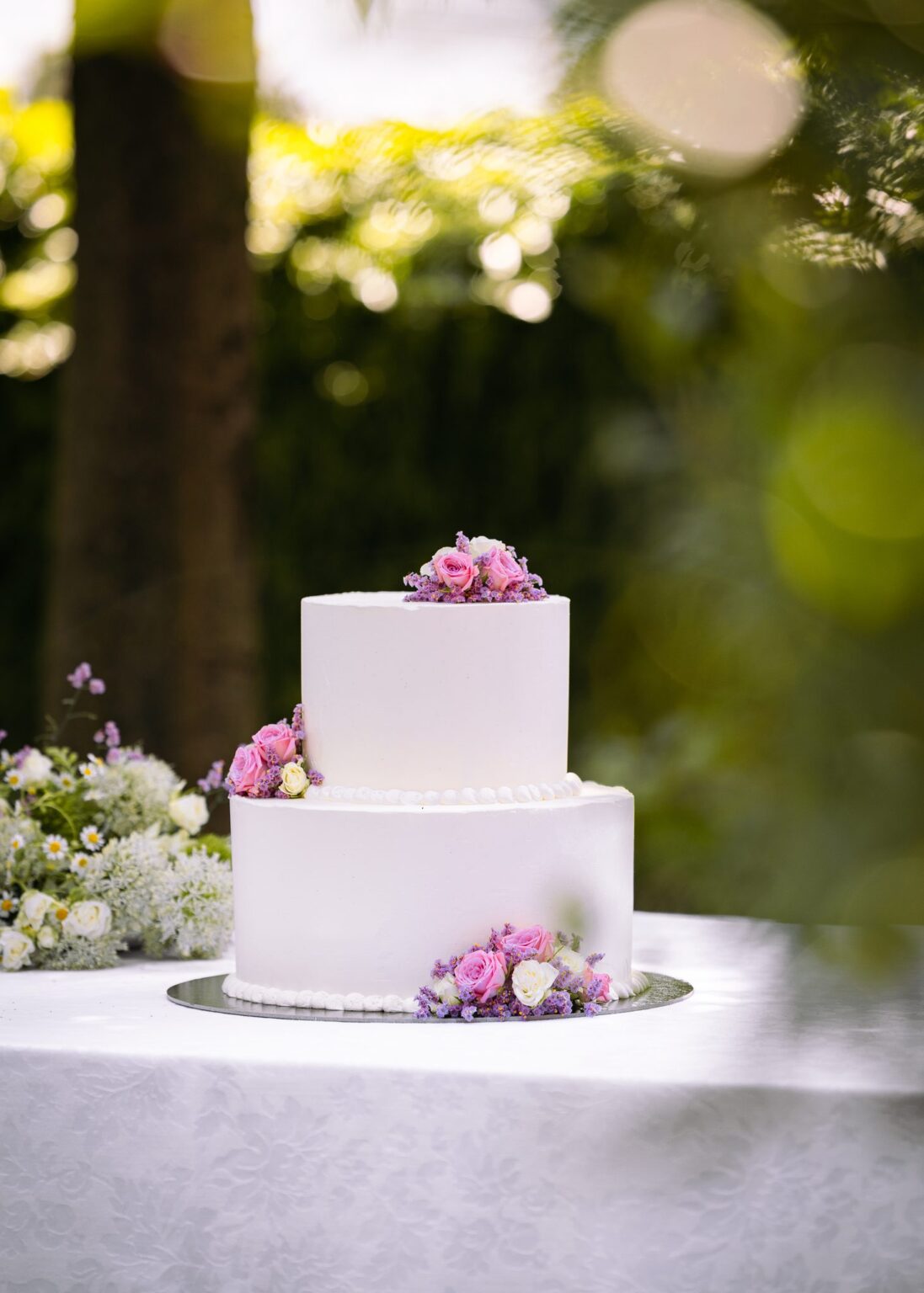 Torta Monumentale bianca a due piani decorata con rose rosa e bianche