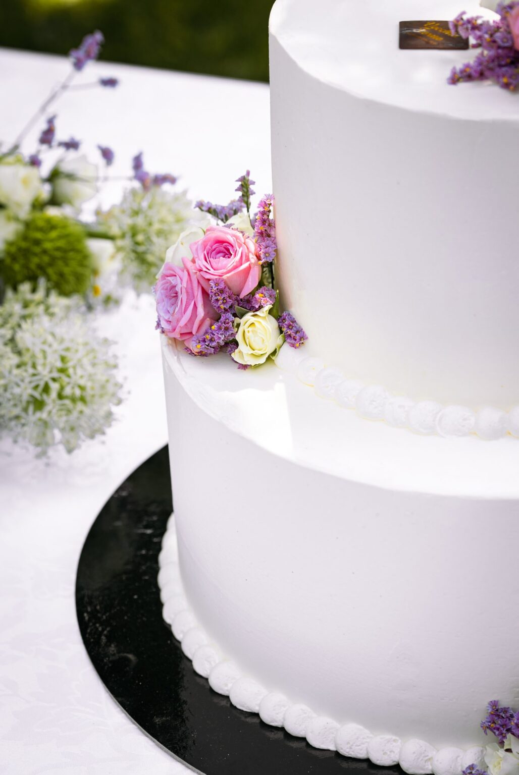 Dettaglio della Torta Monumentale con rose e bordo di perle di panna